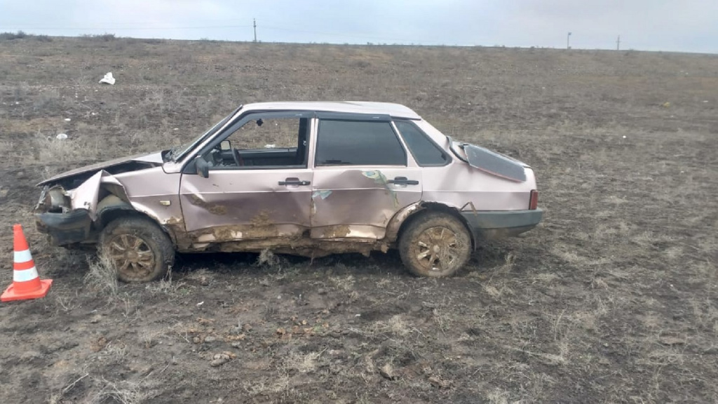 Под Астраханью пострадал водитель при опрокидывании автомобиля «ВАЗ-21099»