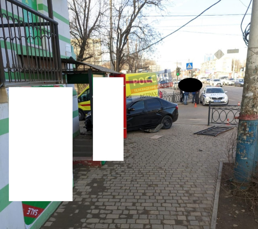 В Астрахани водитель на машине въехал в ограждение, которое отлетело в пешеходов