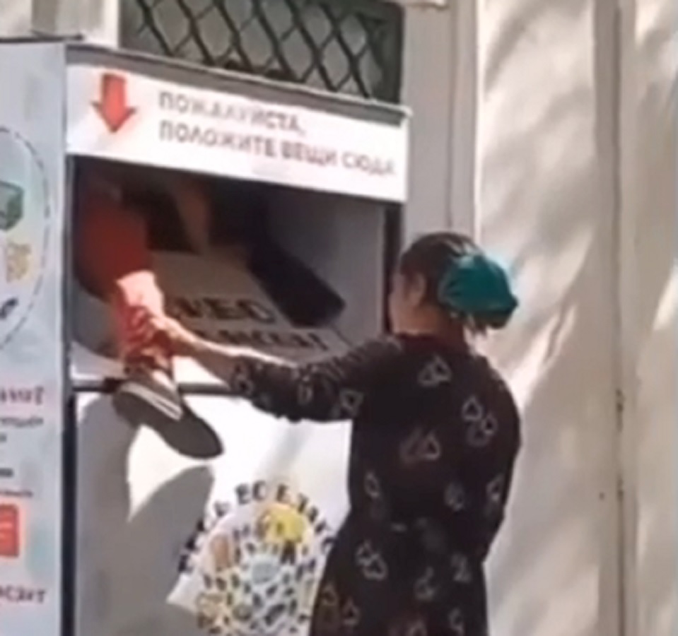 Астраханка вместе с сыном обокрала контейнер для благотворительного сбора одежды