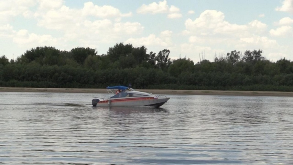 В Астраханской области чуть не утонули мужчина и женщина