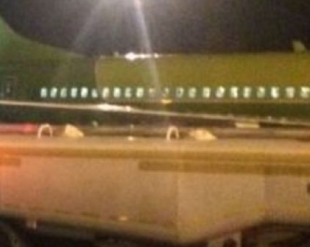 В аэропорту Астрахани самолёт перед взлётом задел крылом топливозаправщик