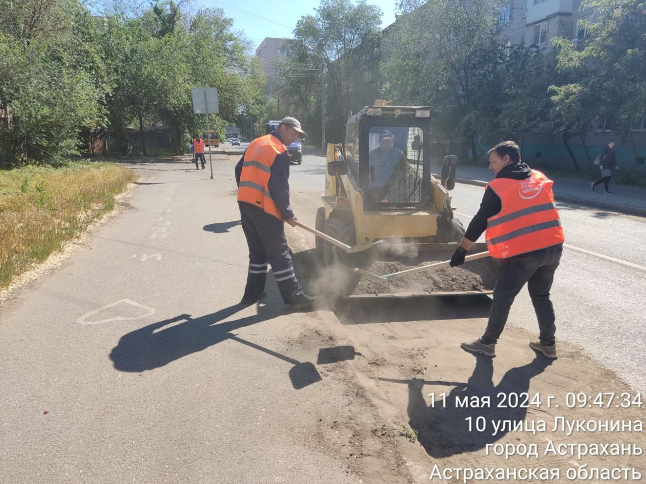 Астраханские коммунальщики помыли Милицейский мост