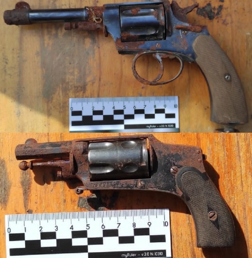 В Астрахани при демонтаже незаконного гаража нашли револьверы XX века