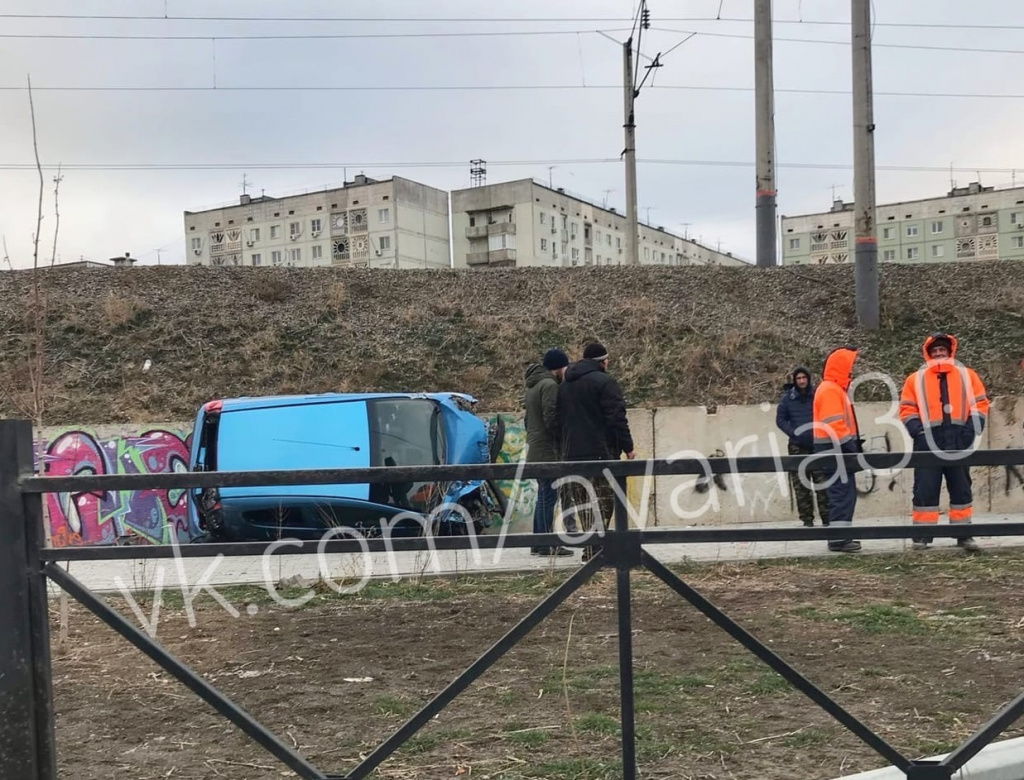 В Астрахани на улице Бориса Алексеева мужчина перевернулся на Peugeot 