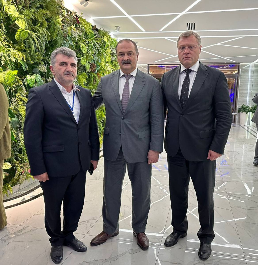 Астраханский губернатор участвует в IX Парламентском форуме в Дагестане