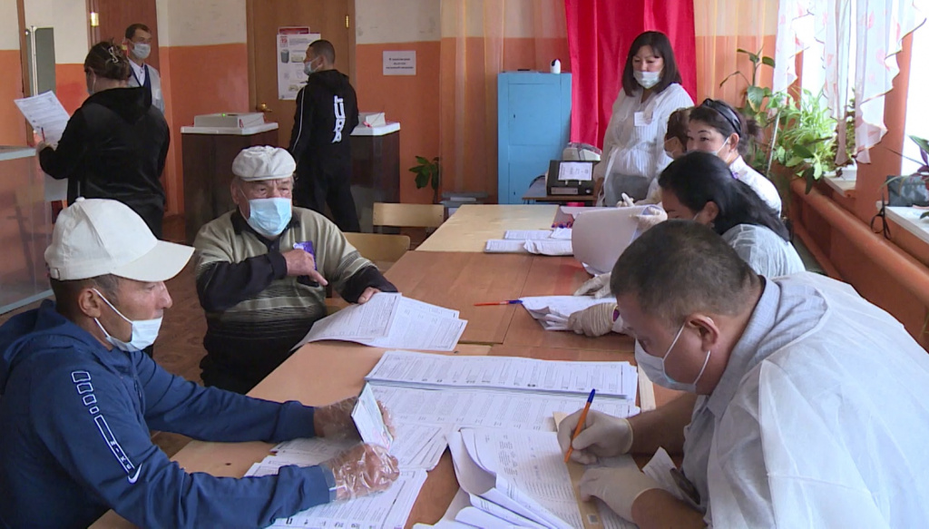 Астраханские рыбаки отдают свои голоса на выборах без отрыва от работы