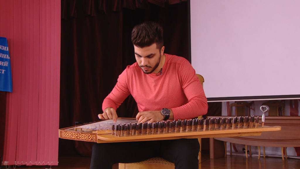 Астраханский студент исполняет русскую музыку на иностранном инструменте