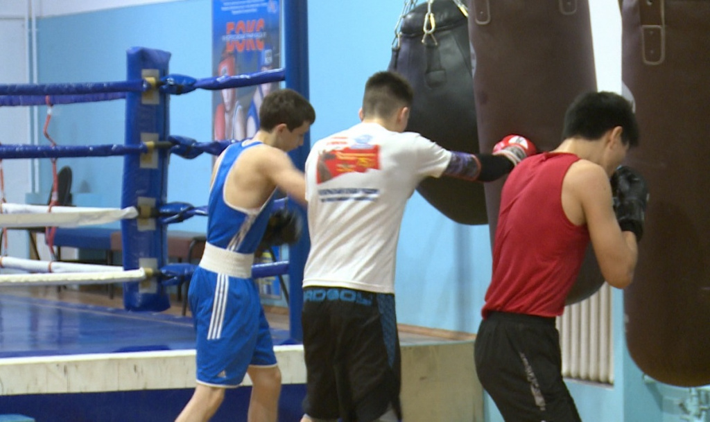 В Астрахани в спортшколе имени Кузнецова обновили боксёрский инвентарь