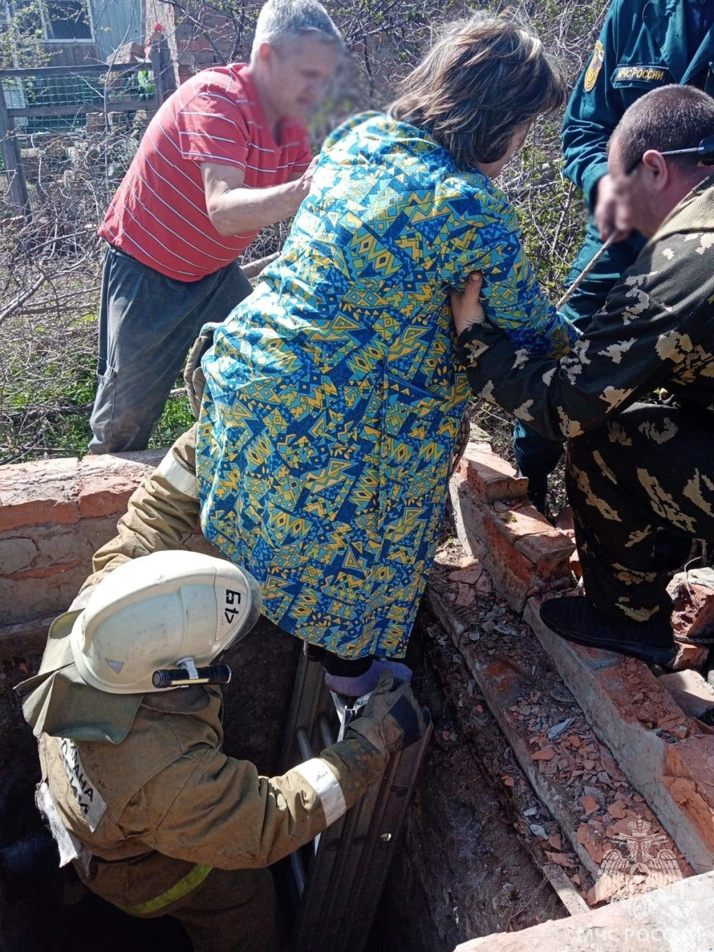 В Астраханской области пожарные спасли упавшую в колодец женщину