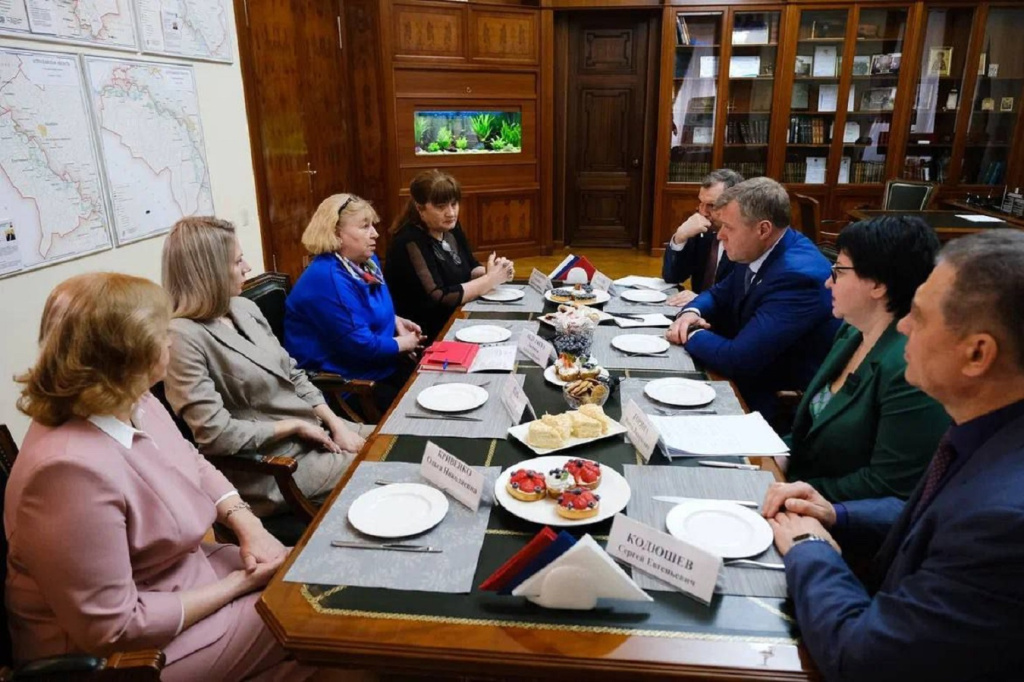 Астраханский губернатор встретился с представителями комитета семей воинов Отечества