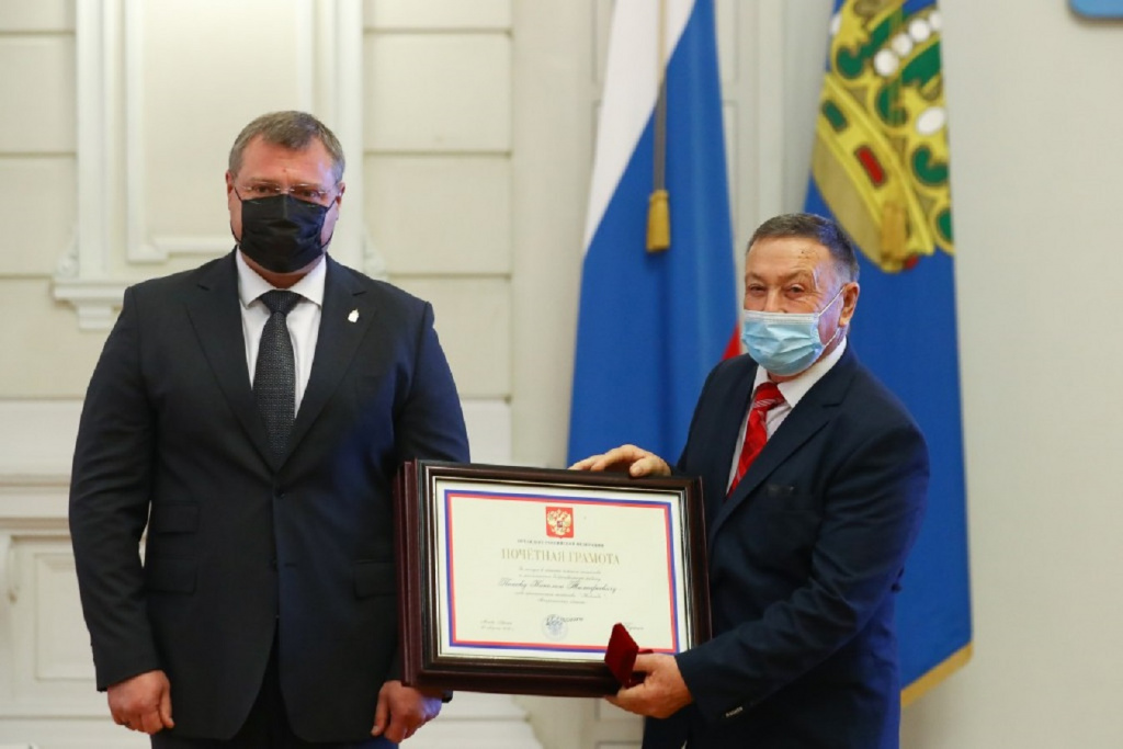 В преддверии Дня Конституции Игорь Бабушкин вручил паспорта и награды астраханцам