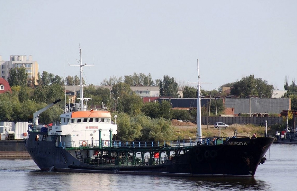 В Волго-Каспийском канале сел на мель теплоход, следовавший в Астрахань