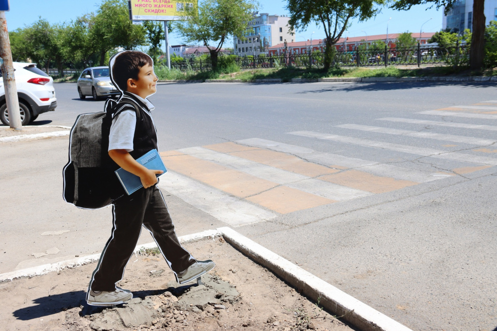 В Астрахани на пяти пешеходных переходах установили макеты школьников