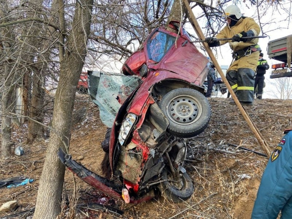 В Астраханской области в ДТП погибли два человека и один пострадал