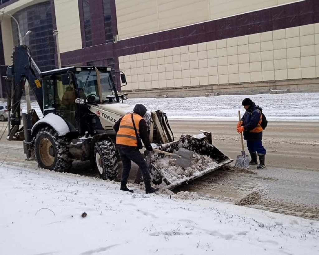 В Астрахани коммунальные службы ликвидируют последствия снегопада