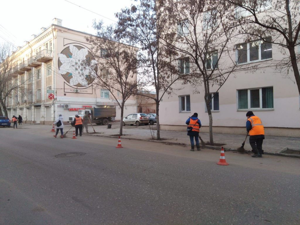 В Астрахани очистили от грязи улицу Коммунистическую