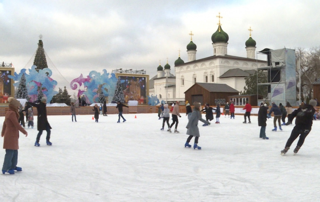 В Астрахани выстраиваются большие очереди на кремлёвский каток 