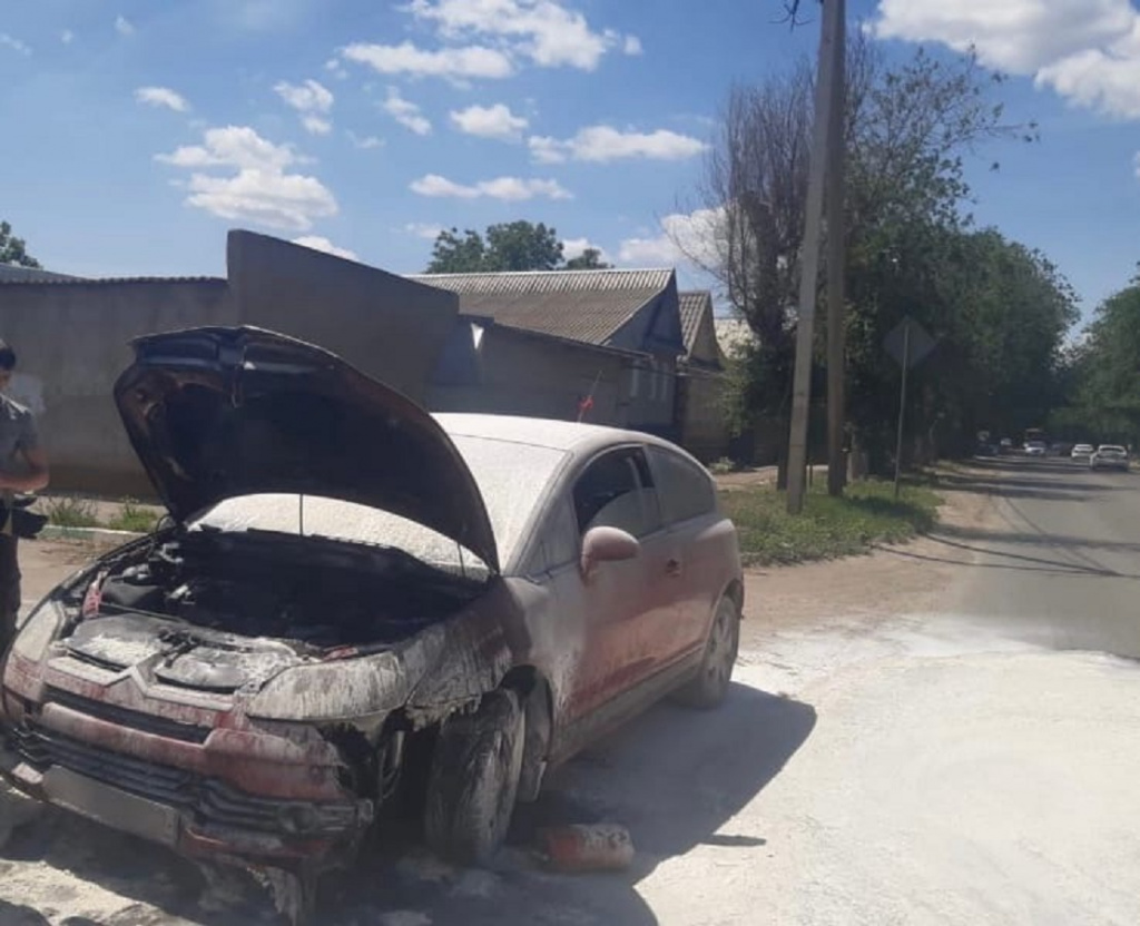 В Астрахани полицейские помогли ликвидировать возгорание в автомобиле