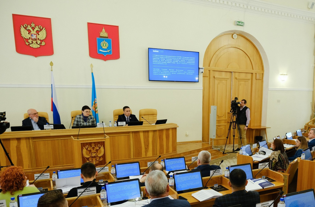 Дума Астраханской области рассмотрит законопроекты о дополнительных мерах поддержки детей-сирот и семей военнослужащих 