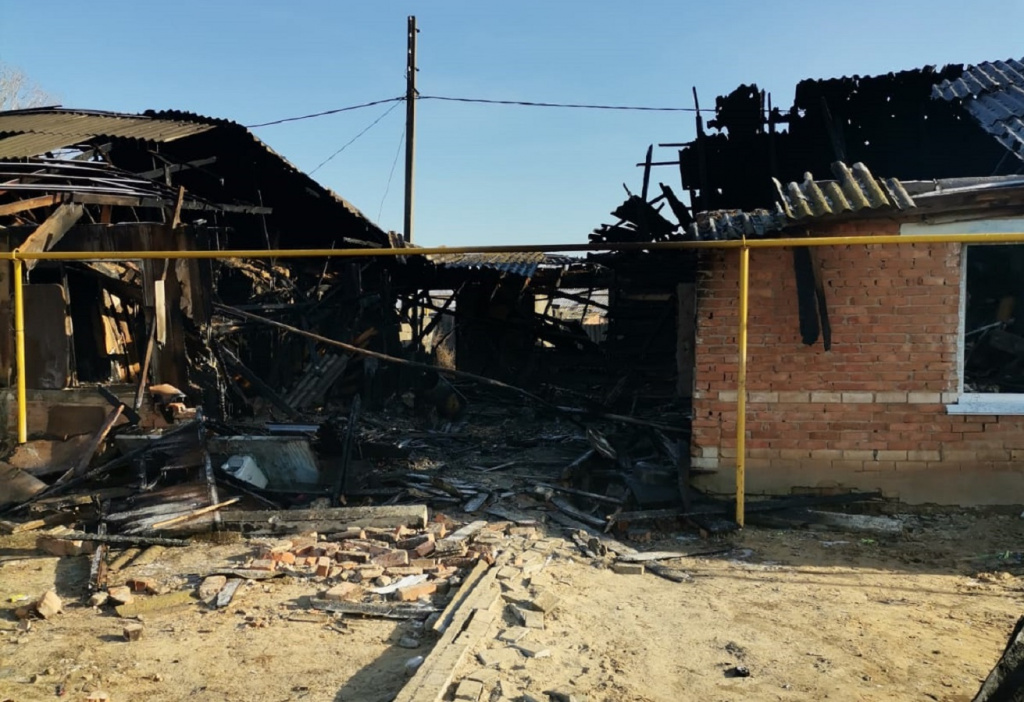 СК возбудил дело из-за гибели двух детей при пожаре в Астраханской области