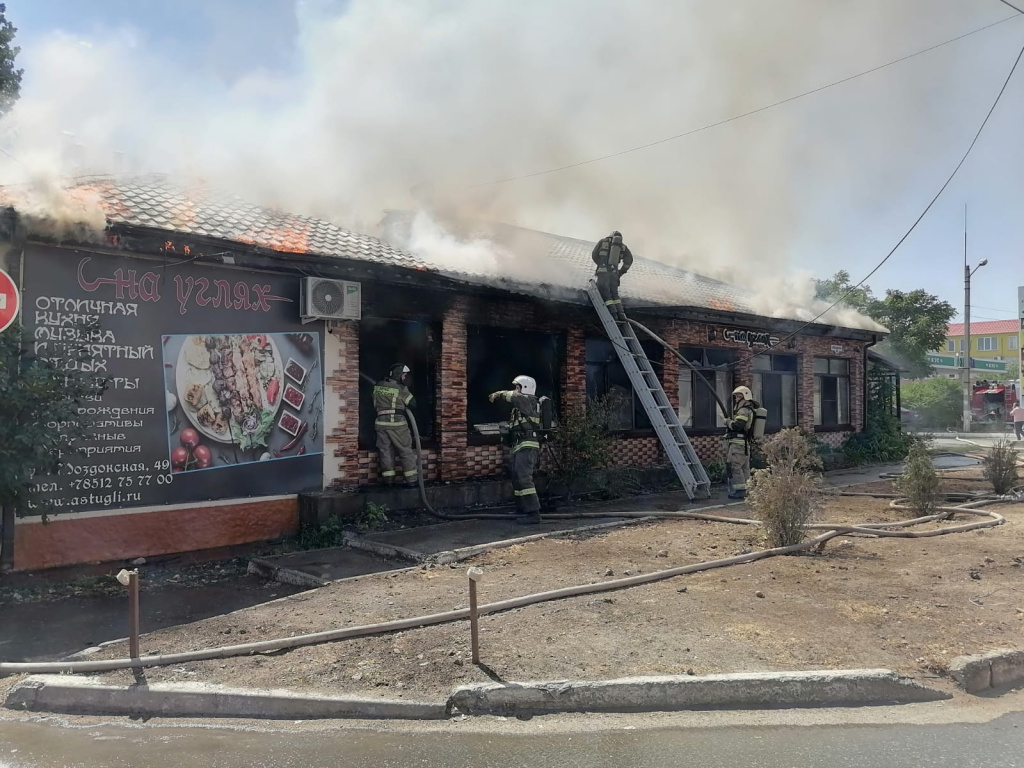 В МЧС назвали причину пожара в кафе на Моздокской в Астрахани