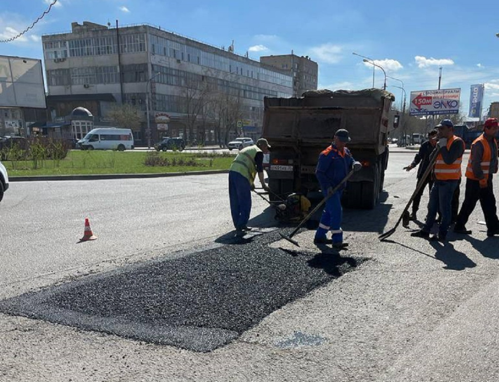 Ямочный ремонт в Астрахани проводят днём из-за жалоб горожан