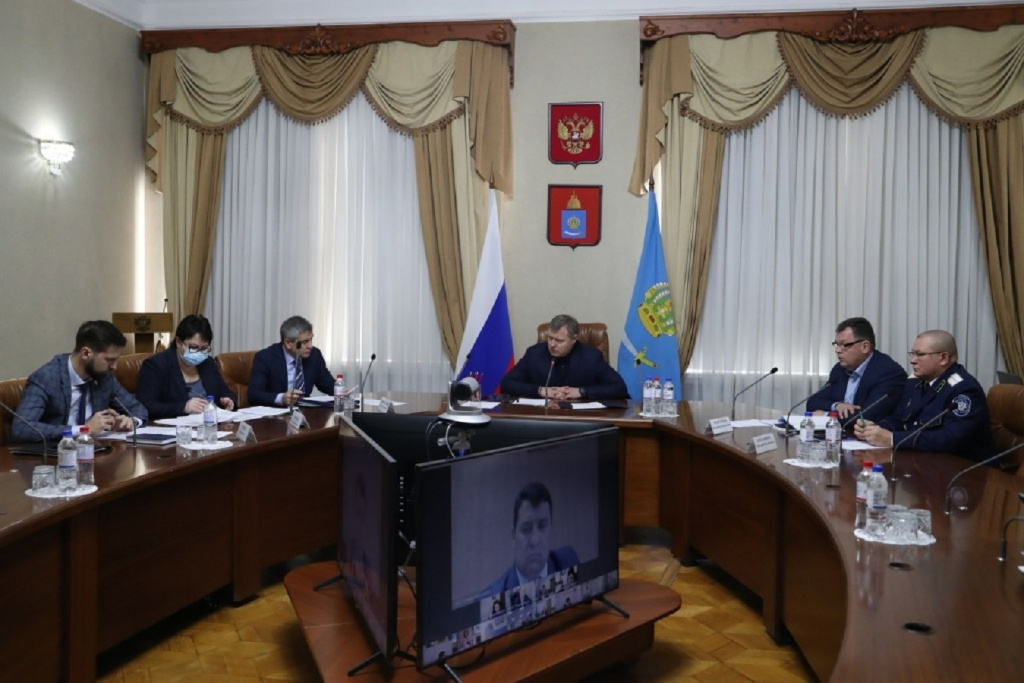В Астрахани губернатор напомнил муниципалитетам об участии в программе капремонта школ