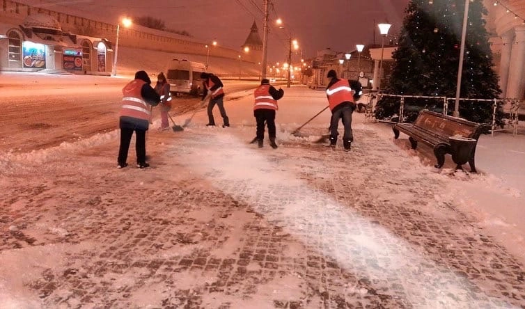В Астрахани коммунальные службы устраняют последствия выпавшего снега