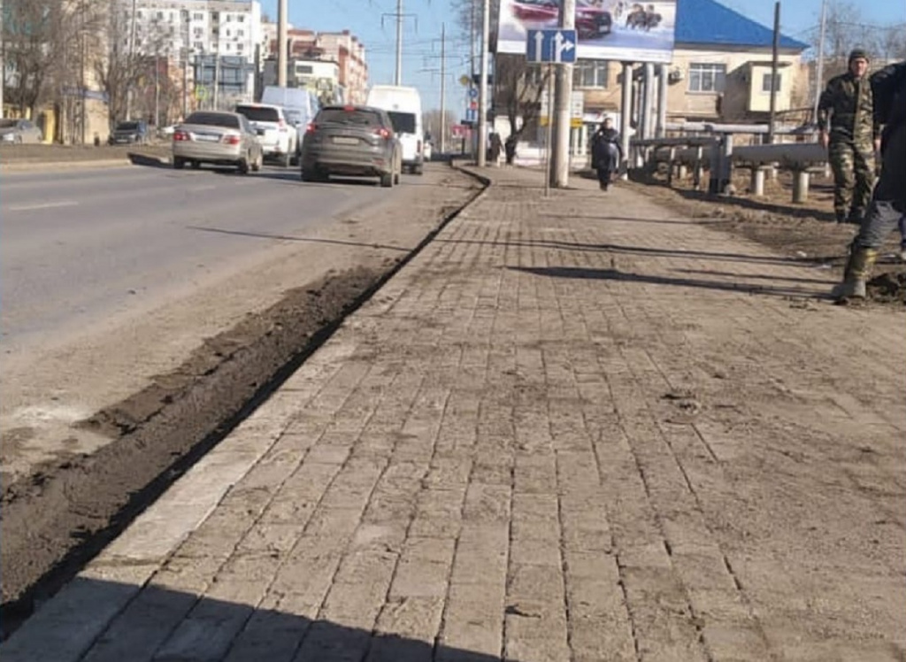 В Астрахани восстановили разбитый автомобилями тротуар на Николая Островского