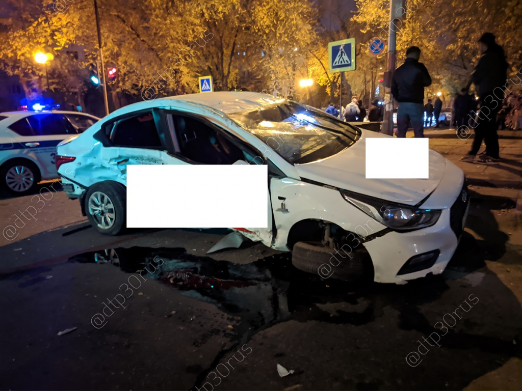 В Астрахани в столкновении такси и «Лады» пострадали два человека