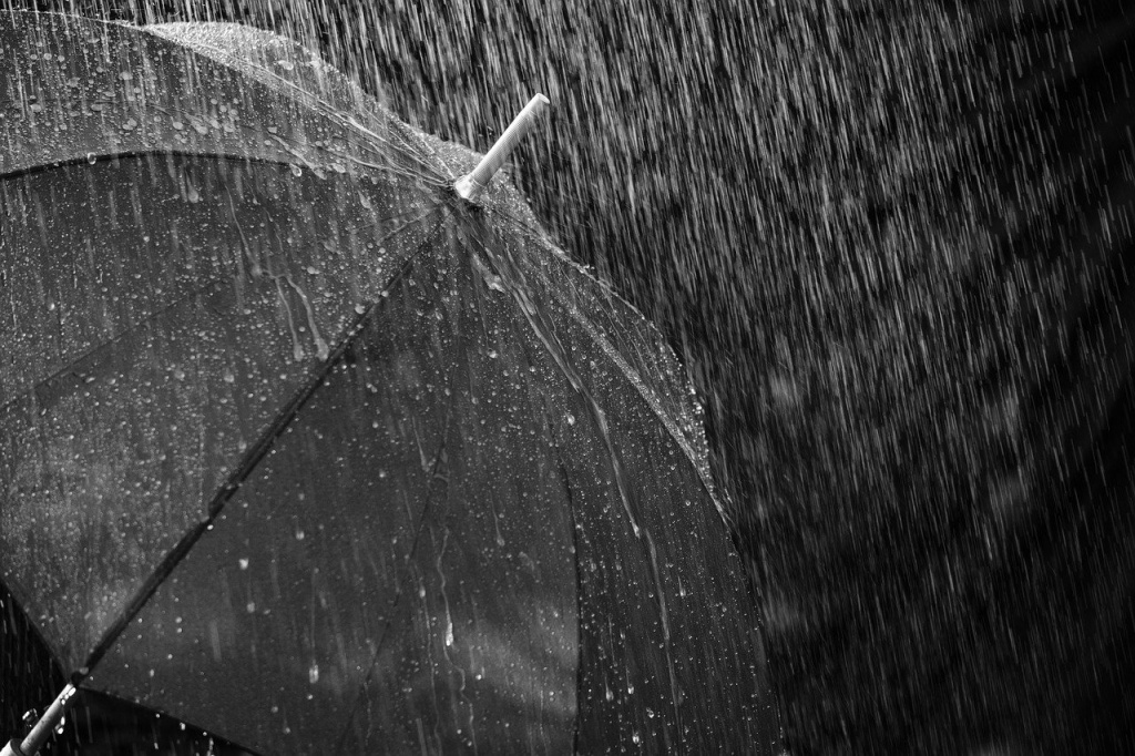 МЧС предупреждает астраханцев о дожде с грозой и градом 2 и 3 сентября