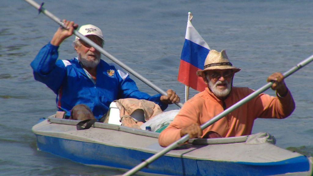 В Астрахань прибыли 80-летние путешественники на байдарках
