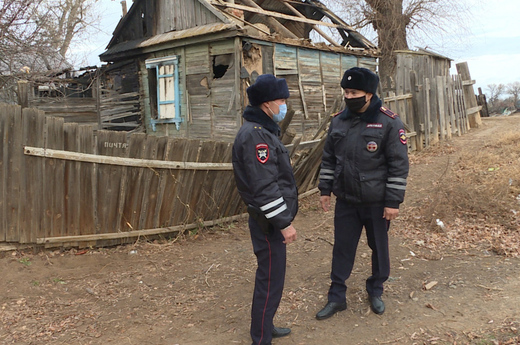 Полицейские рассказали, как спасли двух человек при пожаре под Астраханью