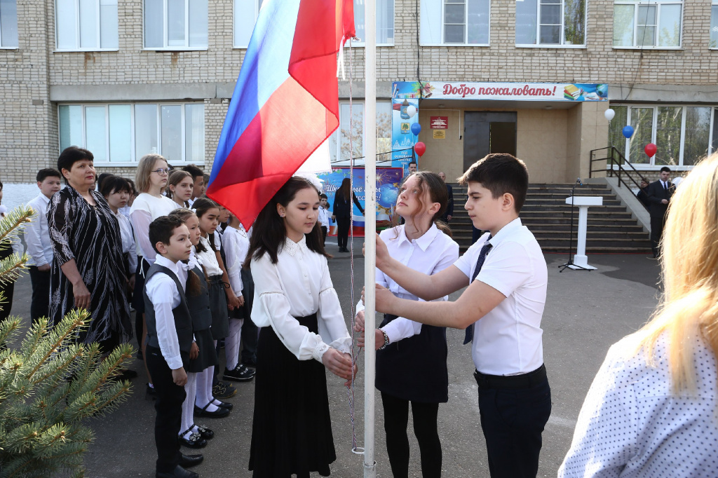 В астраханских школах с 1 сентября начнут поднимать флаг и исполнять гимн России