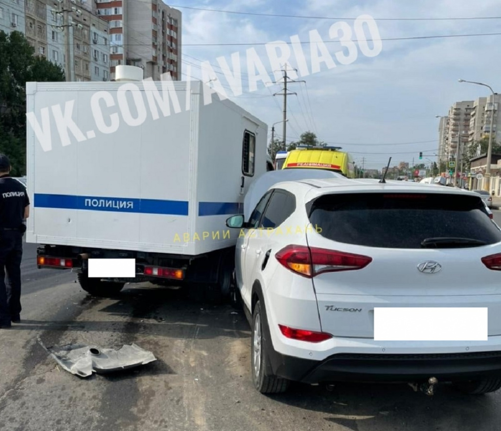 В Астрахани иномарка столкнулась со автомобилем полиции