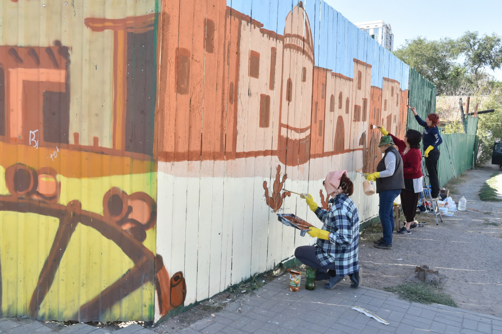 В Астрахани неприглядный забор на улице Боевой украсил стрит-арт