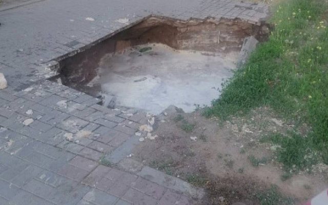 В Астрахани женщина упала в яму с кипятком