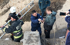 В Астрахани застрявшего под мостом подростка спасли с помощью штурмовой лестницы