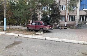В Астрахани пострадал 52-летний водитель после наезда на дерево