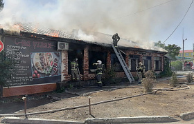 В Астрахани горит кафе на Моздокской