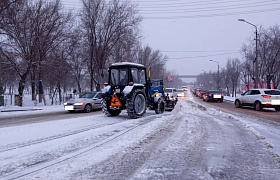 В Астрахани 500 коммунальщиков устраняют последствия снегопада