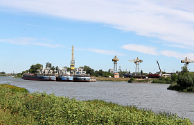 В Астрахани открыли движение по переправе через Серебряную Воложку
