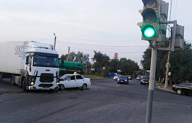 В Трусовском районе Астрахани в ДТП с грузовиком пострадали 4 человека