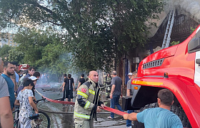 В Астрахани на Красной Набережной горят три жилых дома