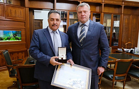 Игорь Бабушкин вручил председателю реготделения Союза ветеранов Афганистана почётную грамоту