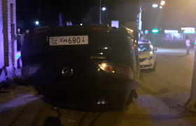 В Астраханской области пьяный водитель врезался в стену и опрокинул авто
