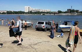 В Астрахани задержали водителя за мойку машины на городском пляже