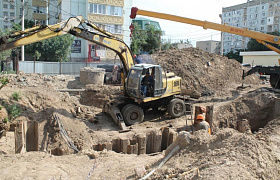 В Астрахани на улице Бориса Алексеева устраняют крупную коммунальную аварию