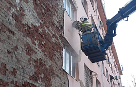 В Астрахани спасатели сняли опасный фрагмент штукатурки со здания общежития