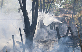 В Астрахани на Уфимской горели строение, хозпостройки и жилой дом